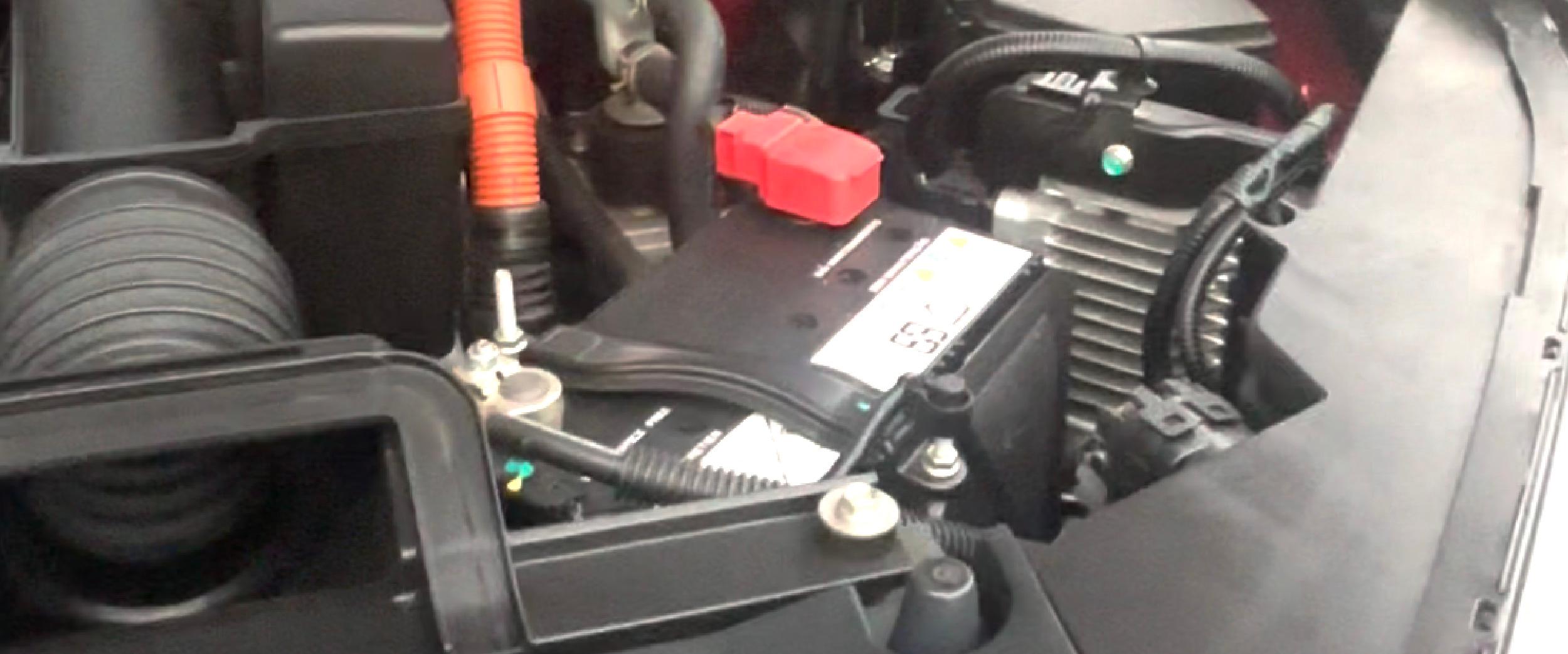 Penyebab Utama Aki Mobil Jadi Soak